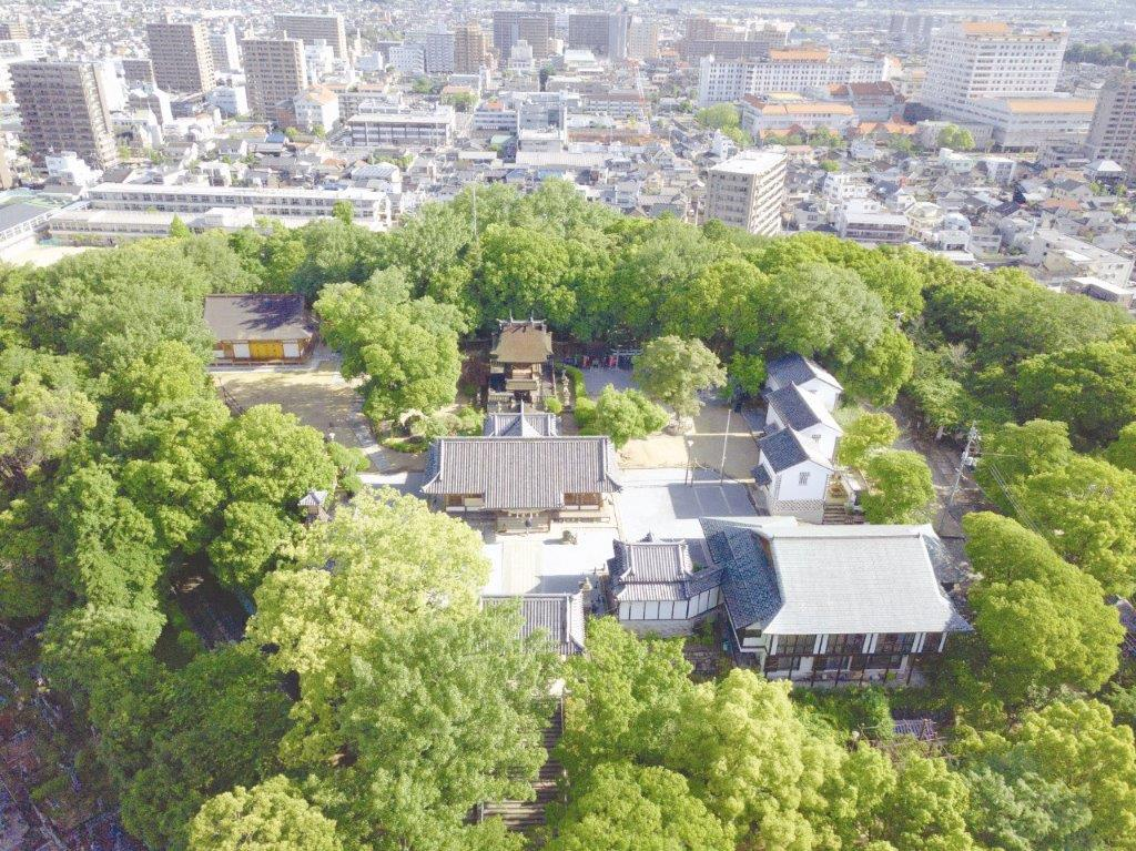 鶴形山に鎮座する阿智神社